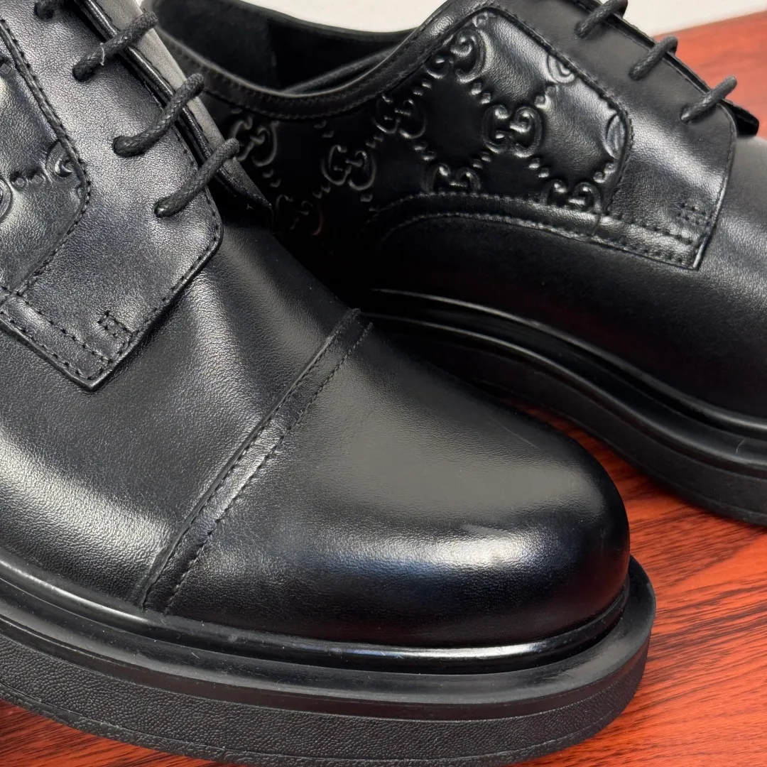 Batch 780 Gucci/Gucci new men's lace-up shoes with GG details, matte cow leather derby shoes! The design of this men's lace-up shoe is rooted in the brand's heritage. Crafted from premium waxed cow leather, it is embellished with GG printed embossed suede leather details, a nod to Gucci's iconic monogram. The rubber sole decorated with GG pattern adds a touch of modern fashion to this design. Typical three-joint style design. European and American classic version, full calfskin lining. The overall upper texture is soft and the lining is comfortable and breathable. 2CM thickened soft rubber sole, easy to control. Versatile and stylish upper foot, multiple colors available to meet different matching needs, complete package! Size: 39-40-41-42-43-44 leather shoe size (38.45.46 can be customized) Item number: 7826Z cowhide smooth